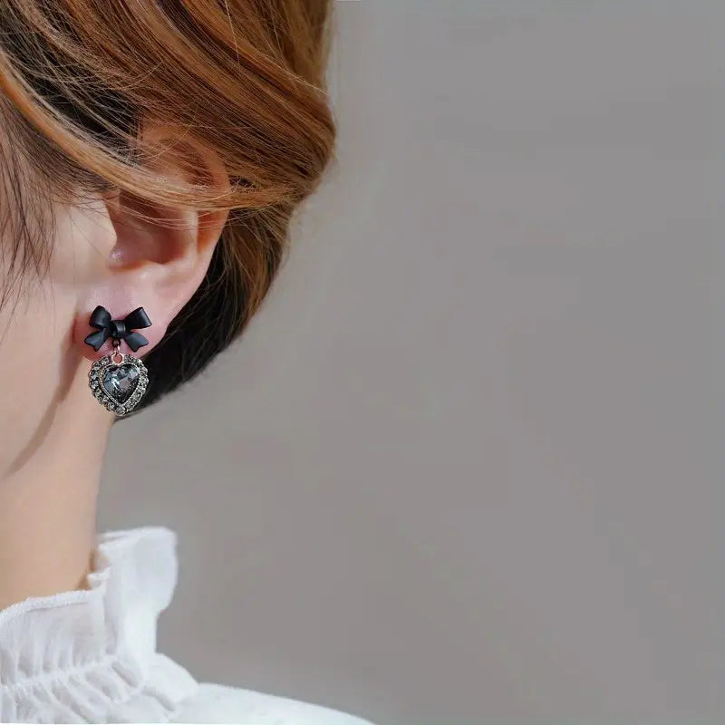 Aretes Corazón Vintage – Elegancia con Encanto Romántico