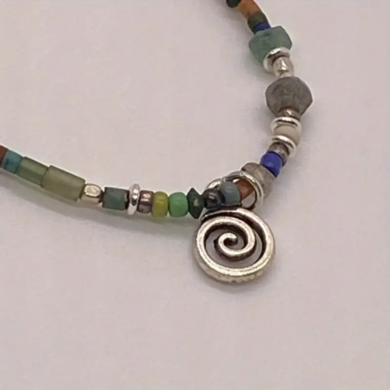 Collar de Cuentas Artesanal con Diseño de Espiral Azul Vibrante