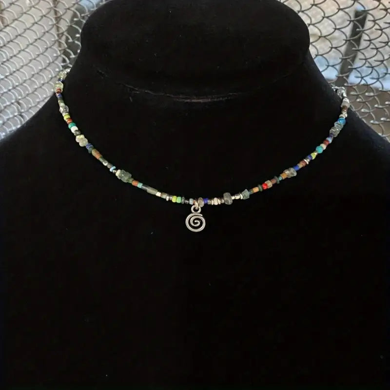 Collar de Cuentas Artesanal con Diseño de Espiral Azul Vibrante
