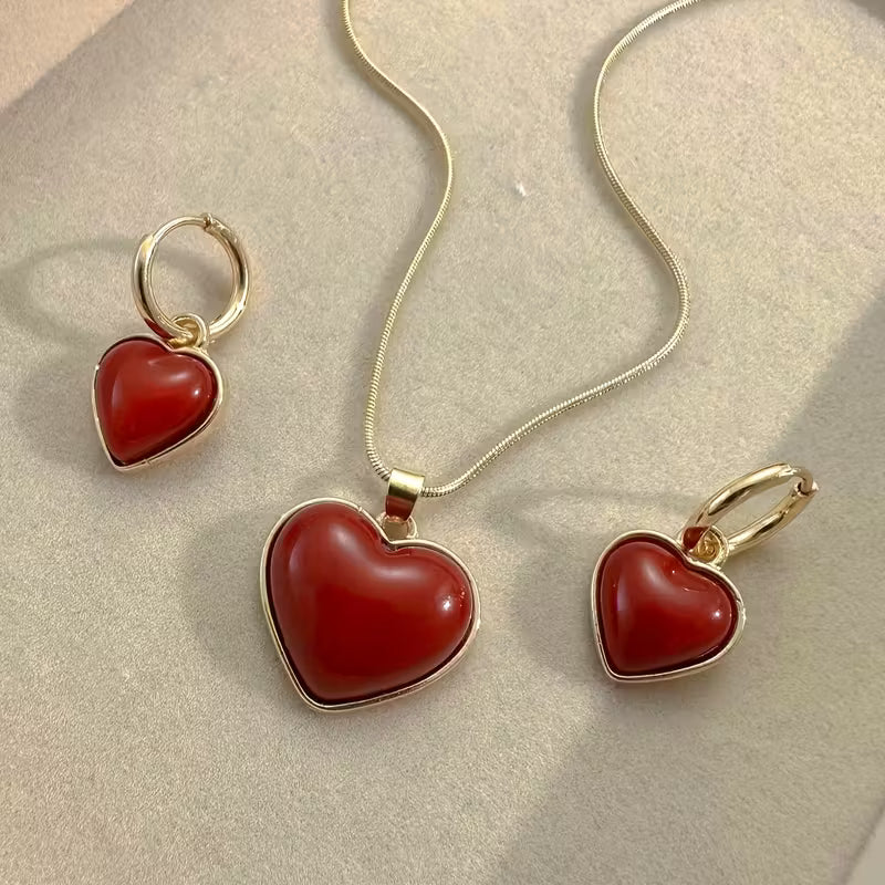 Set de Joyería de 3 Piezas con Colgante de Corazón Rojo – Collar y Aretes Elegantes para Mujer