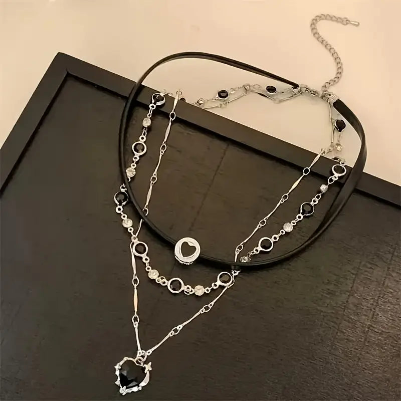 Collar Doble con Colgante de Corazón Negro – Joyería Gótica y Elegante para Mujer