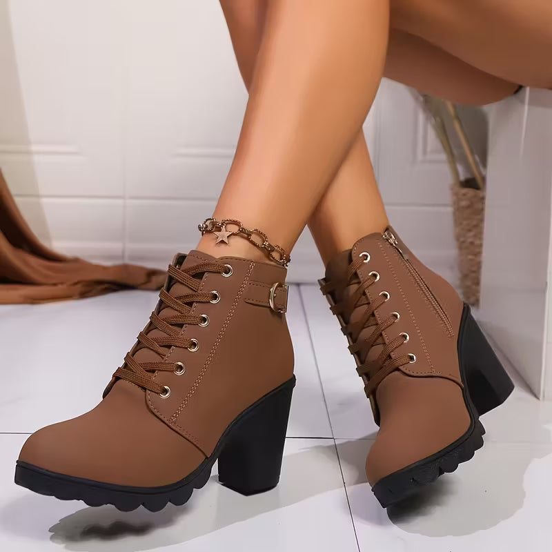 Botines con Tacón Grueso y Hebilla Dorada – Estilo Elegante para Invierno y Fiestas