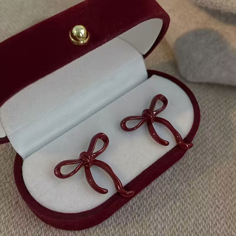 Pendientes Vintage de Lazo Rojo Vino – Elegancia Dulce y Atemporal