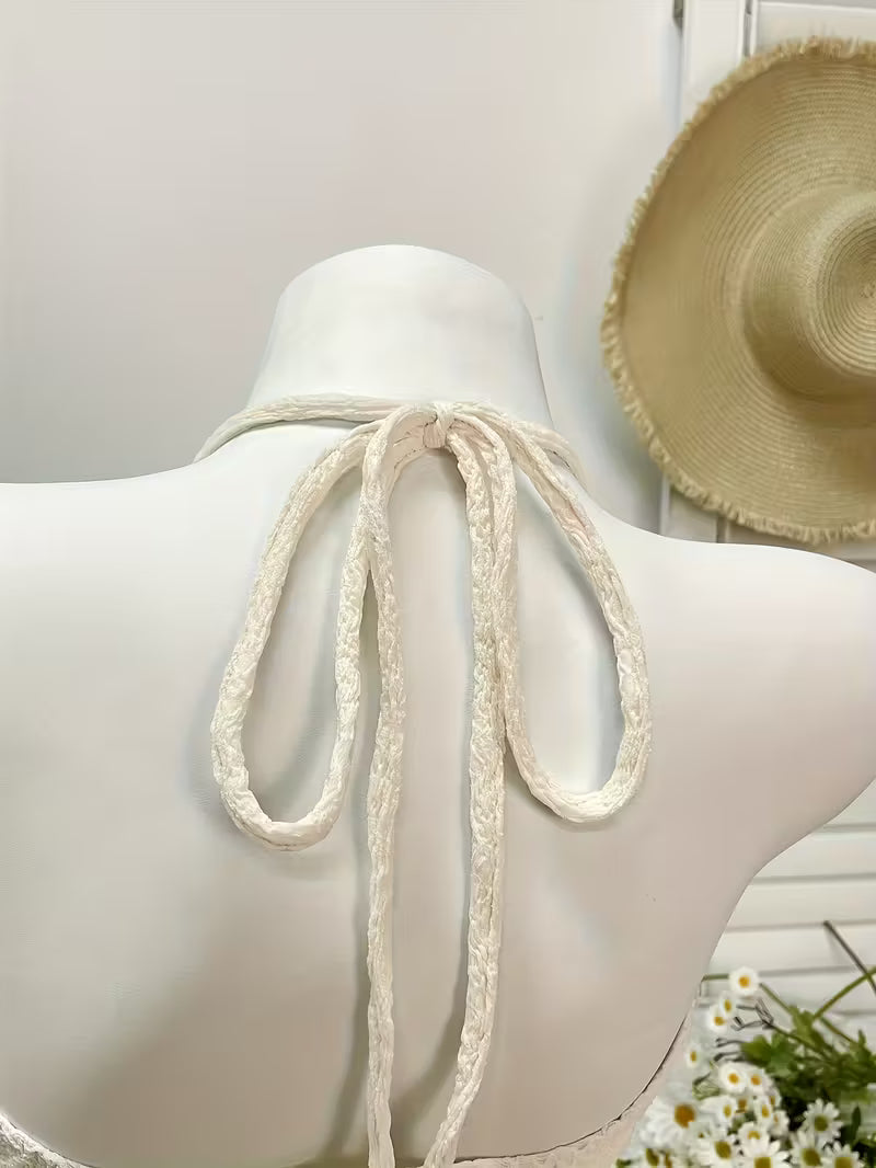 Top Boho Chic para Mujer – Beige con Dije de Concha y Escote Twist con Lazo Frontal