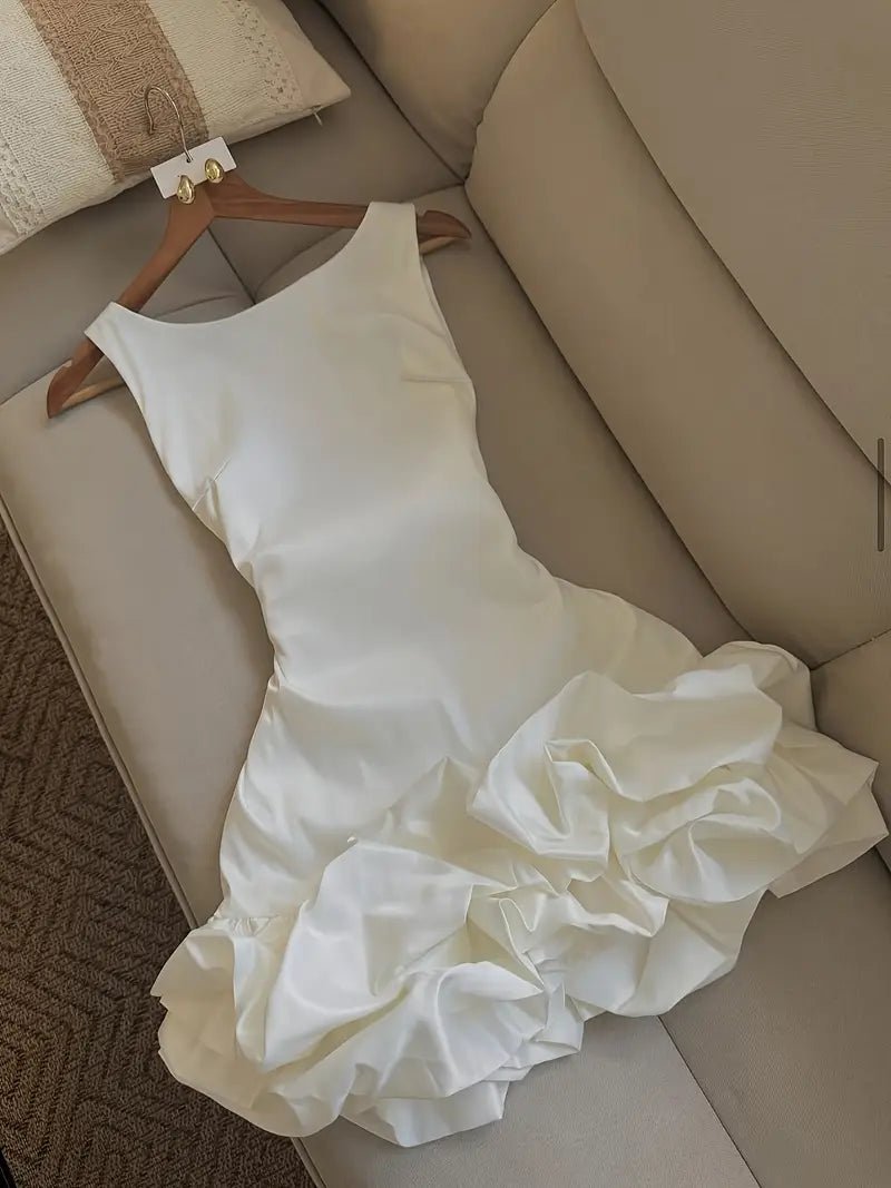 Vestido de Fiesta Elegante Blanco para Mujer – Diseño Corto con Volantes Asimétricos y Cuello Redondo - BAKONE