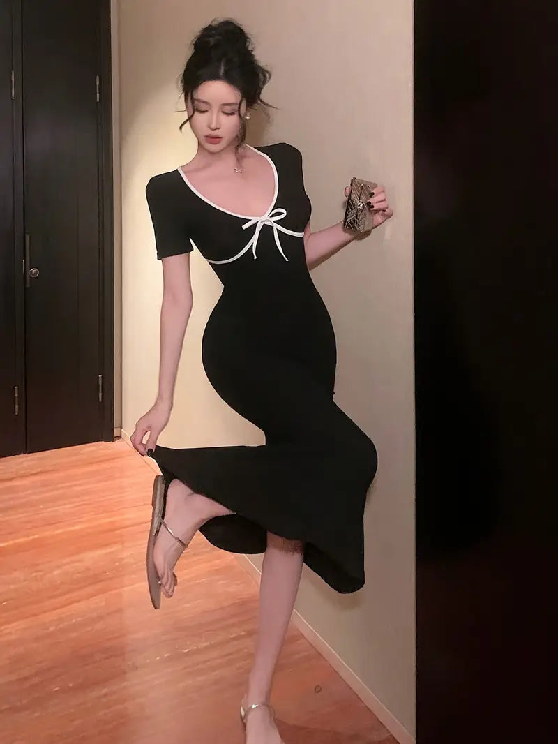 Vestido Largo Elegante con Escote Profundo en V y Lazo Frontal