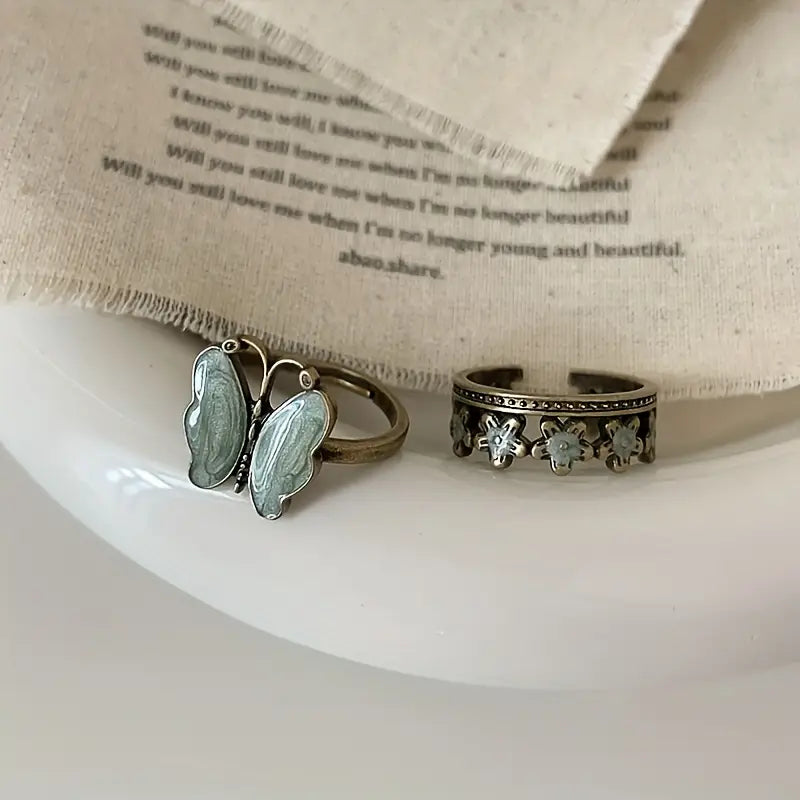 Conjunto de 2 Anillos Vintage con Mariposas y Flores — Estilo Elegante y Atemporal