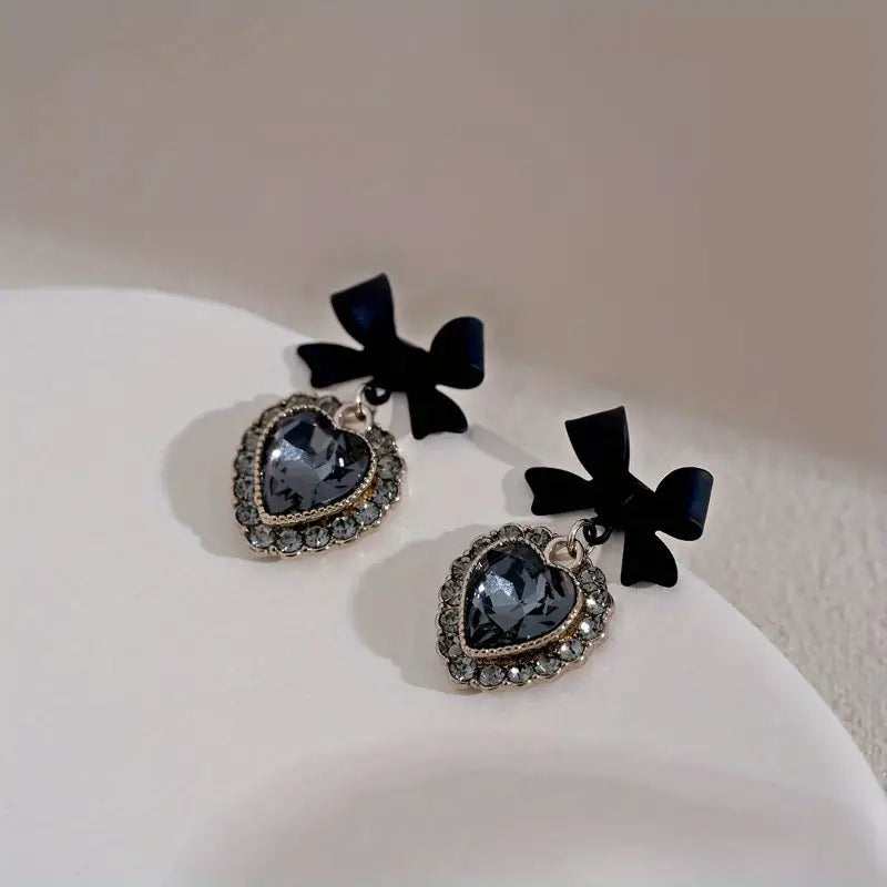 Aretes Corazón Vintage – Elegancia con Encanto Romántico