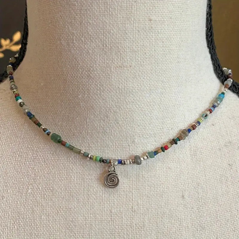 Collar de Cuentas Artesanal con Diseño de Espiral Azul Vibrante