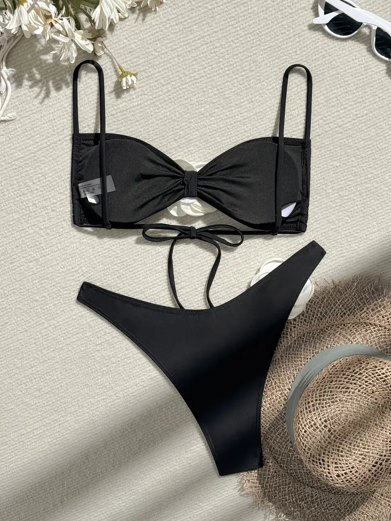 Conjunto de Dos Piezas Sin Tirantes con Flores 3D – Elegancia y Sensualidad Moderna