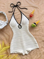 Mono Elegante con Cuello Halter en V Profundo – Contraste Blanco y Negro