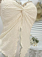 Top Boho Chic para Mujer – Beige con Dije de Concha y Escote Twist con Lazo Frontal