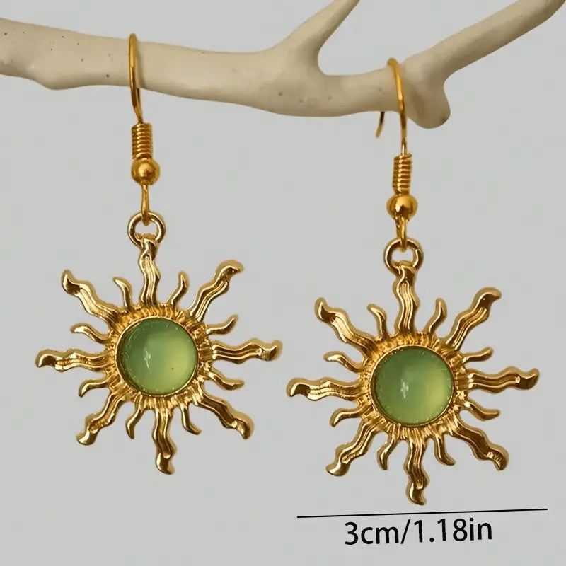 Pendientes Bohemios de Sol Dorado con Detalle de Hoja Verde — Estilo Libre y Veraniego