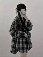 Blusa Coreana de Moda para Mujer – Camisa a Cuadros Blanco y Negro, Manga Larga con Botones, Estilo Chic y Versátil