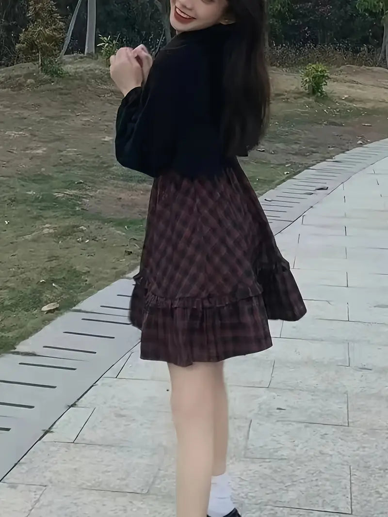 Conjunto Dúo Boho Sweet – Chaqueta Negra + Vestido a Cuadros Rojos