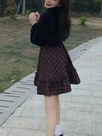 Conjunto Dúo Boho Sweet – Chaqueta Negra + Vestido a Cuadros Rojos