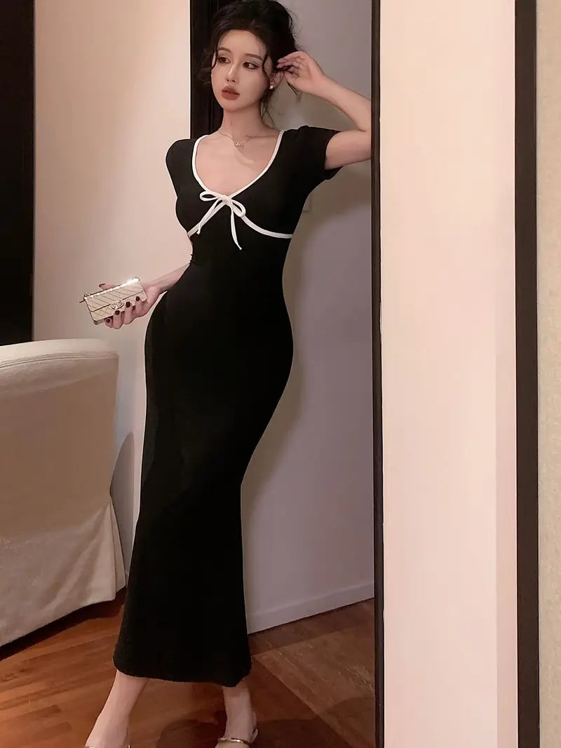 Vestido Largo Elegante con Escote Profundo en V y Lazo Frontal