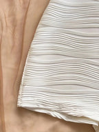 Mono Elegante con Cuello Halter en V Profundo – Contraste Blanco y Negro