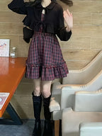 Conjunto Dúo Boho Sweet – Chaqueta Negra + Vestido a Cuadros Rojos