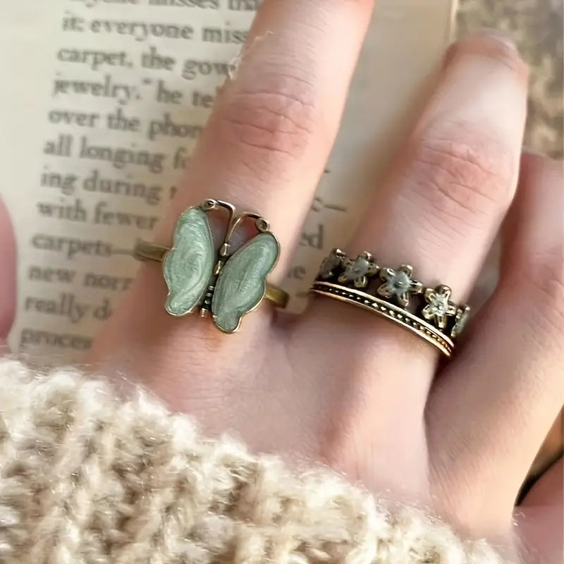 Conjunto de 2 Anillos Vintage con Mariposas y Flores — Estilo Elegante y Atemporal