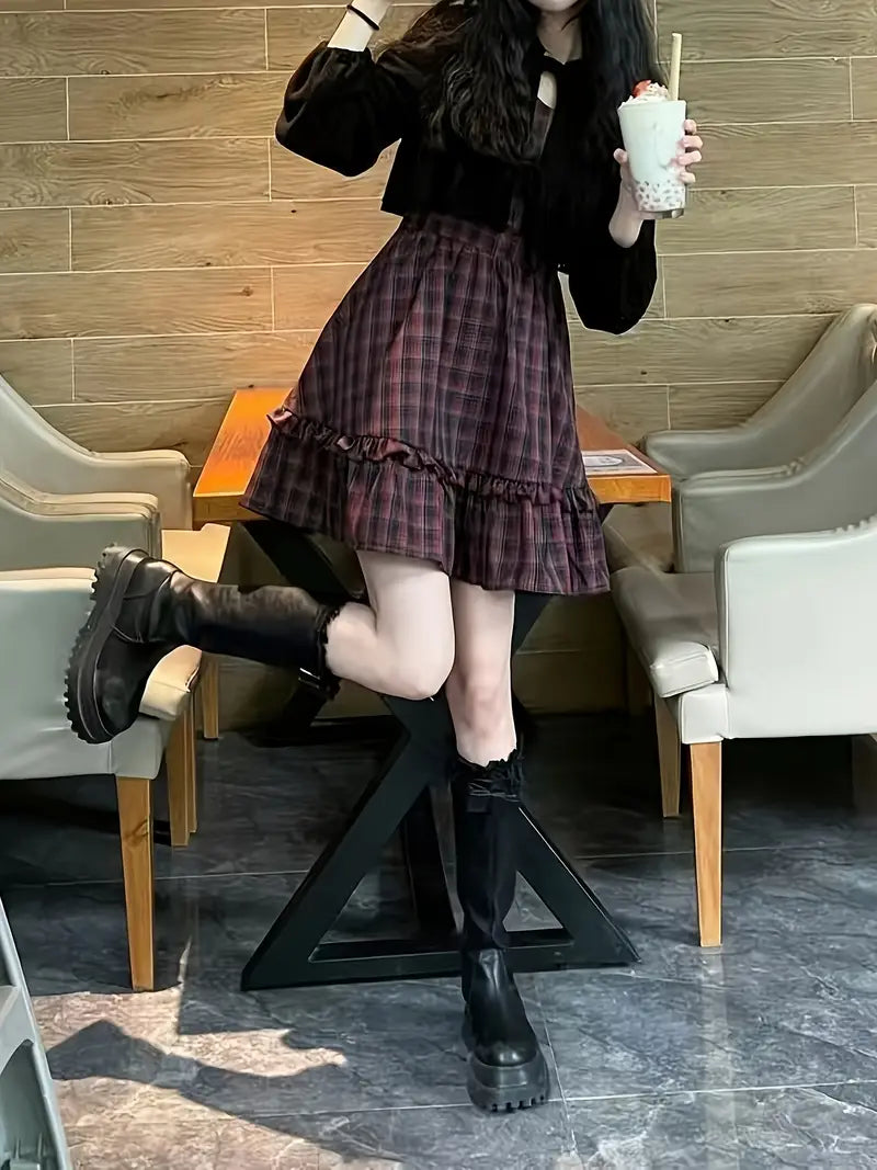 Conjunto Dúo Boho Sweet – Chaqueta Negra + Vestido a Cuadros Rojos