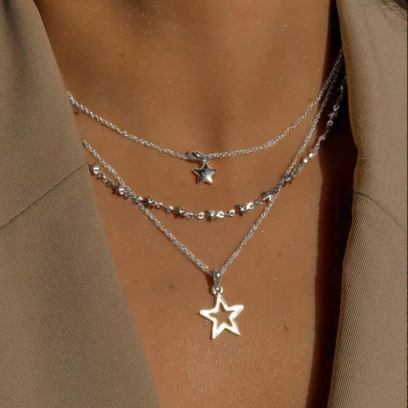 Collar en Capas con Colgante de Pentagrama Hueco – Joyería Elegante para Mujer