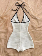 Mono Elegante con Cuello Halter en V Profundo – Contraste Blanco y Negro