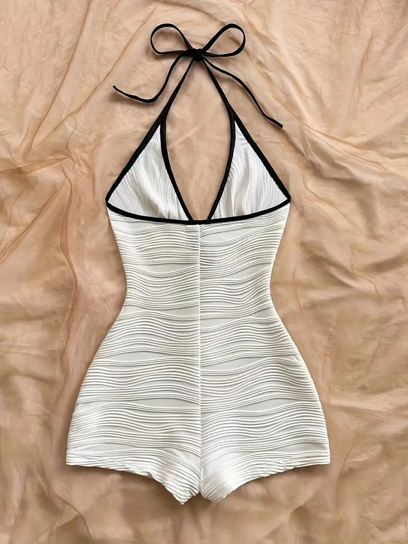 Mono Elegante con Cuello Halter en V Profundo – Contraste Blanco y Negro