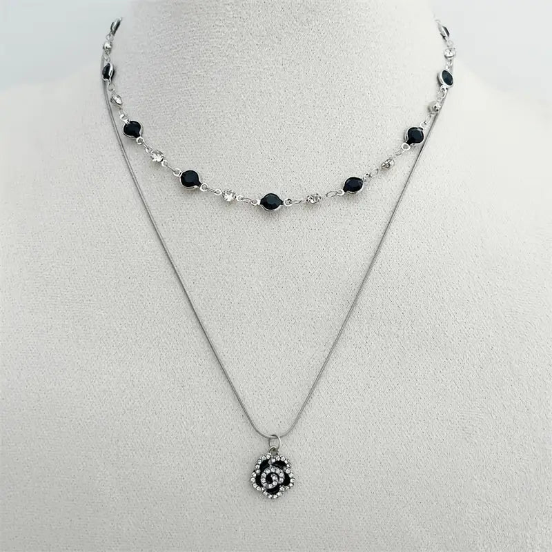 Set de Collar y Aretes de Rosas Negras con Zirconias – Joyería Elegante y Sofisticada para Mujer