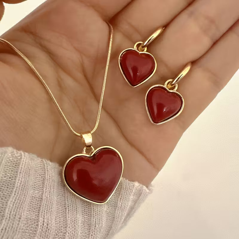 Set de Joyería de 3 Piezas con Colgante de Corazón Rojo – Collar y Aretes Elegantes para Mujer