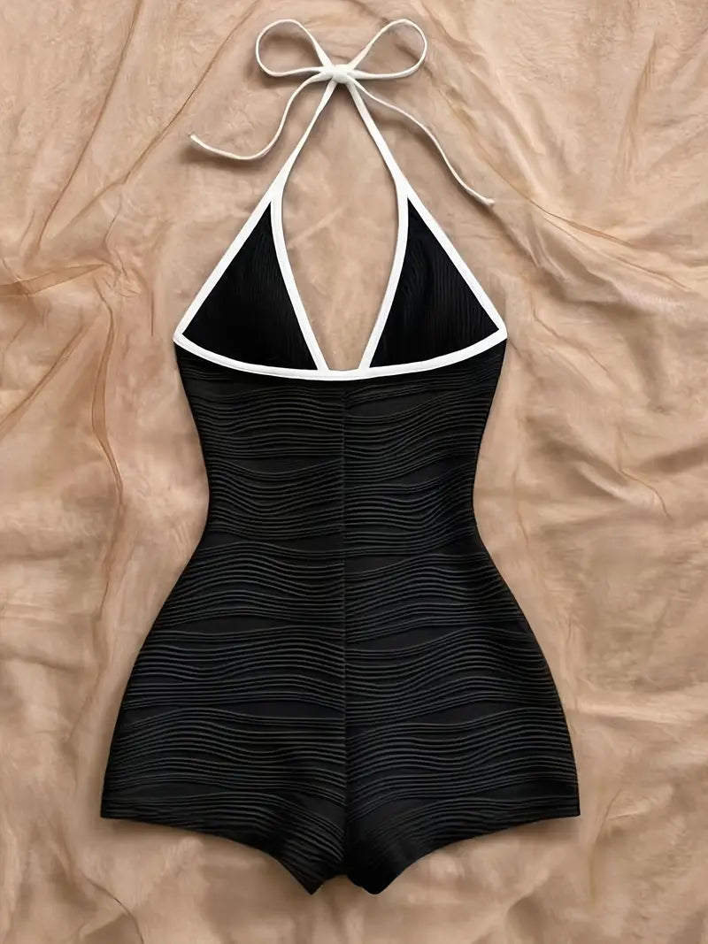 Mono Elegante con Cuello Halter en V Profundo – Contraste Blanco y Negro