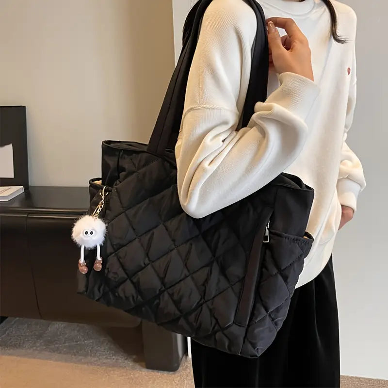 Bolso de Mano Acolchado en Forma de Rombo – Diseño Chic y Minimalista con Llavero Decorativo