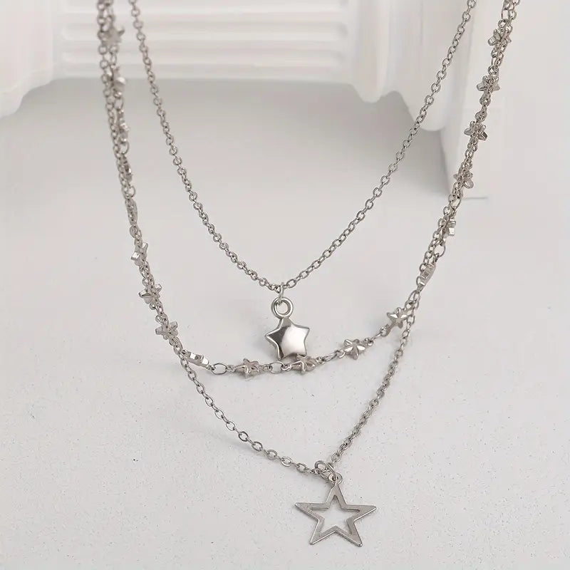 Collar en Capas con Colgante de Pentagrama Hueco – Joyería Elegante para Mujer