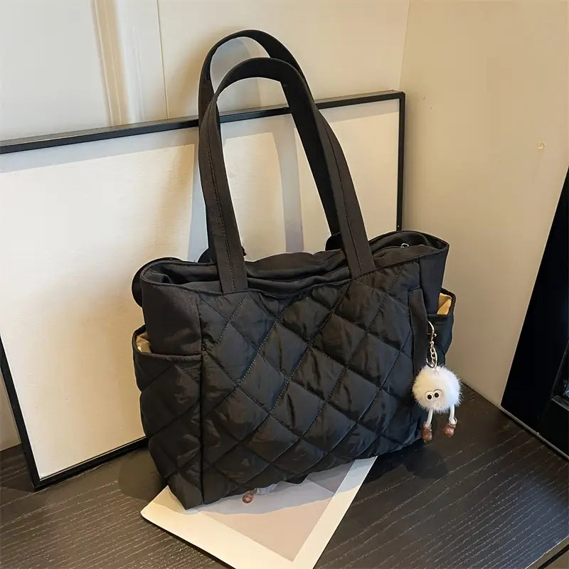 Bolso de Mano Acolchado en Forma de Rombo – Diseño Chic y Minimalista con Llavero Decorativo