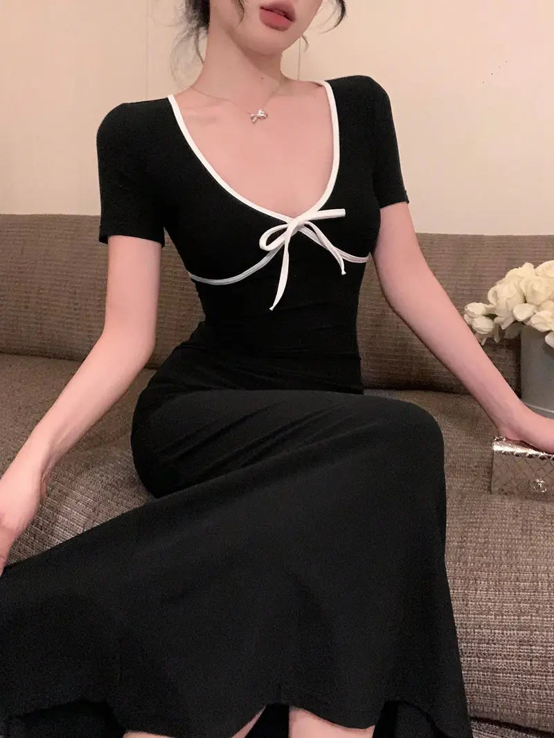 Vestido Largo Elegante con Escote Profundo en V y Lazo Frontal