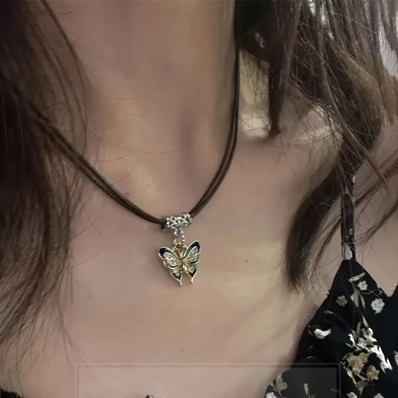 Collar de Mariposa Vintage con Gemas Brillantes