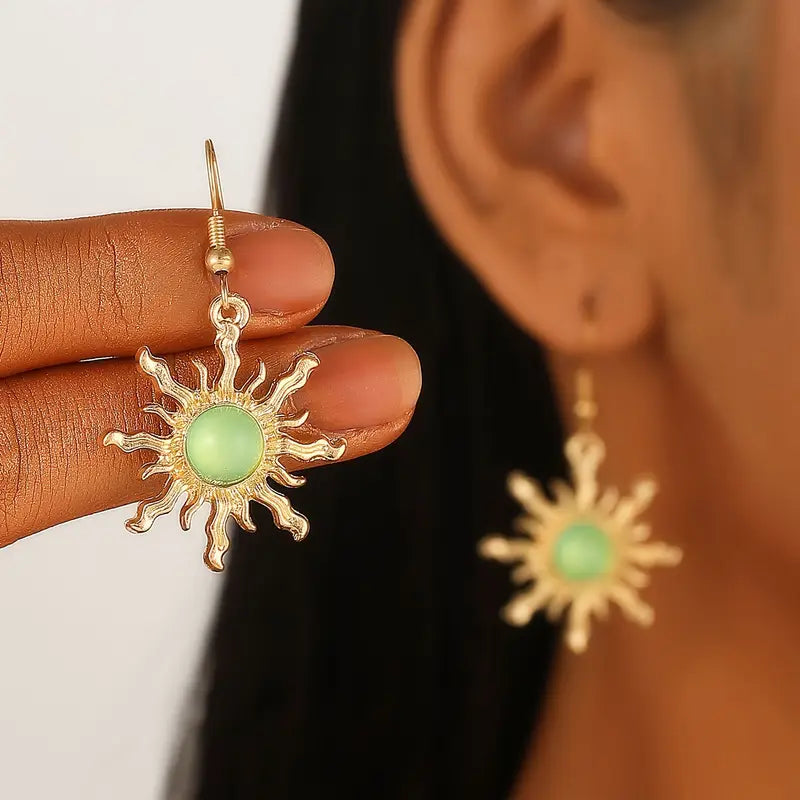 Pendientes Bohemios de Sol Dorado con Detalle de Hoja Verde — Estilo Libre y Veraniego