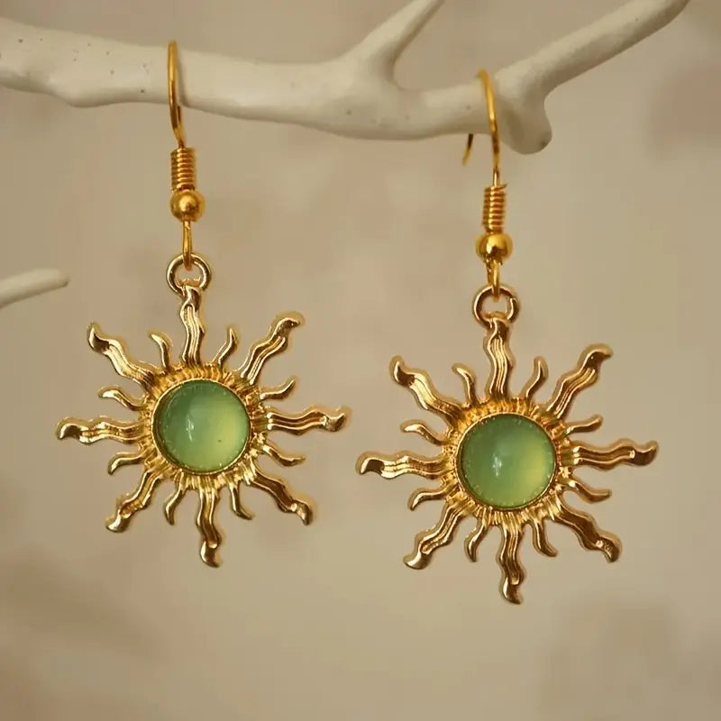 Pendientes Bohemios de Sol Dorado con Detalle de Hoja Verde — Estilo Libre y Veraniego