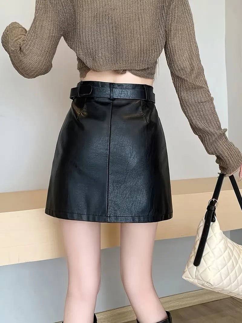 Falda de Cuero Sintético Negra con Cinturón – Tiro Alto y Corte Entallado A - BAKONE