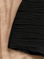 Mono Elegante con Cuello Halter en V Profundo – Contraste Blanco y Negro