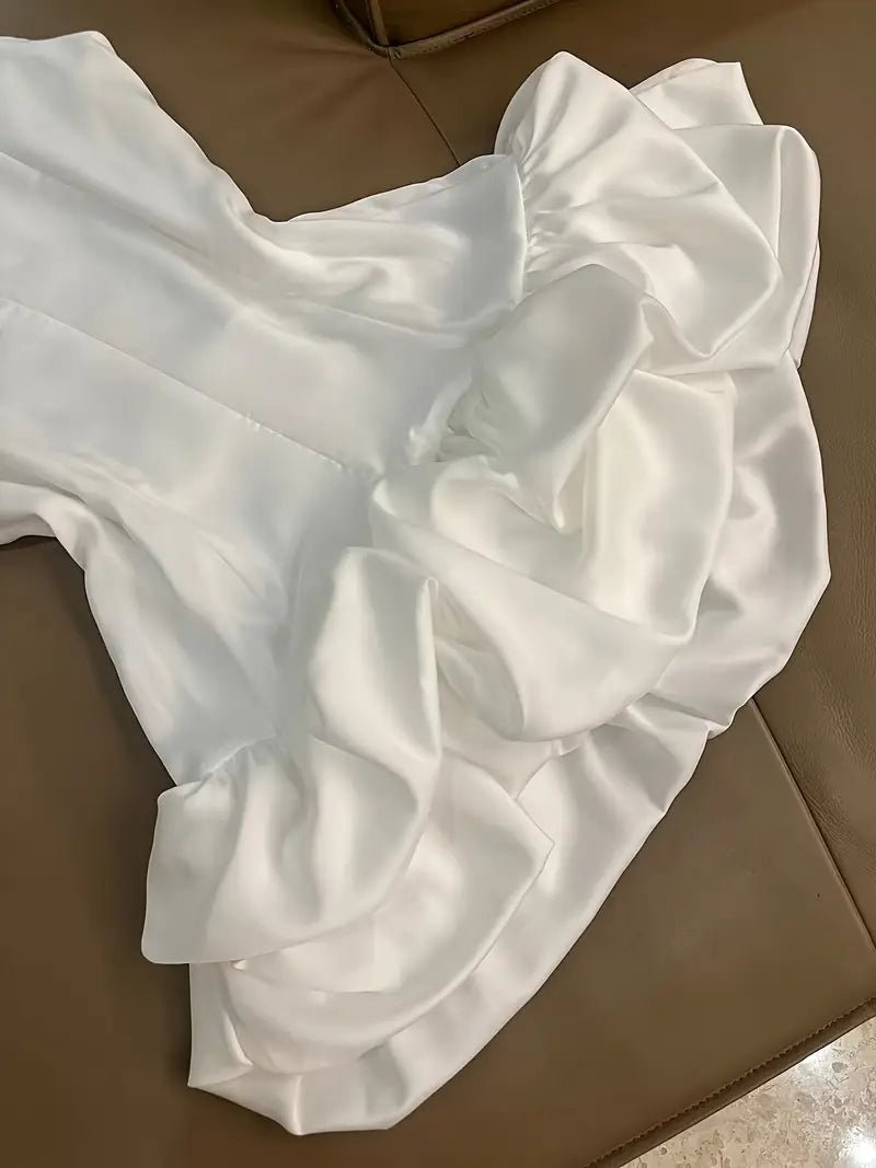 Vestido de Fiesta Elegante Blanco para Mujer – Diseño Corto con Volantes Asimétricos y Cuello Redondo - BAKONE
