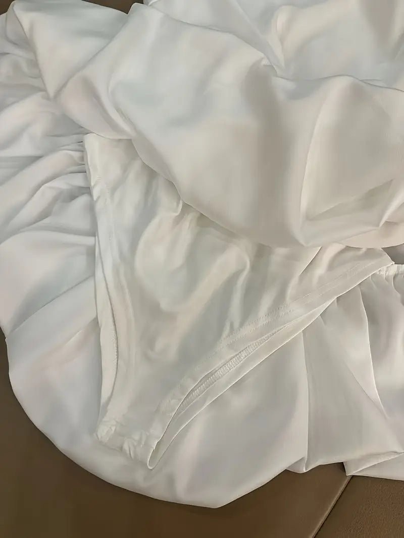 Vestido de Fiesta Elegante Blanco para Mujer – Diseño Corto con Volantes Asimétricos y Cuello Redondo - BAKONE