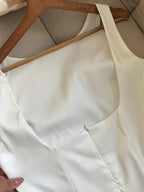 Vestido de Fiesta Elegante Blanco para Mujer – Diseño Corto con Volantes Asimétricos y Cuello Redondo - BAKONE